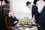 Main image for חברי הנהלת כולל שומרי החומות ווערן אויפגענומען אינעם שטוב פון הרה"ק רבי יעקב מאיר שעכטער שליט"א