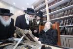 חברי הנהלת כולל שומרי החומות ווערן אויפגענומען אינעם שטוב פון הרה"ק רבי יעקב מאיר שעכטער שליט"א