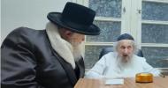 כ"ק אדמו"ר מבאטאשאן שליט"א פון אמעריקע ביים אפגעבן 'ברכת השנים' במעון קדשו פון הגאון ר' דוב לאנדא שליט"א שליט"א.