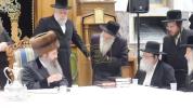 Main image for הרב נפתלי נוסבוים באטייליגט זיך ביים יארצייט טיש פונעם סאדיגורא רבי'ן