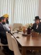 א וויכטיגע זיצונג איז פארגעקומען אין שטוב פון הר"ר משה דוד כ"ץ הי"ו, יו"ר נטרונא, אינאיינעם מיט עטליכע שטאב־מיטגלידער פונעם מעיאר מאמדאניס סטעף, איבער דער ברענעדיגער נושא פון אנטיסעמיטיזם.