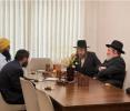 א וויכטיגע זיצונג איז פארגעקומען אין שטוב פון הר"ר משה דוד כ"ץ הי"ו, יו"ר נטרונא, אינאיינעם מיט עטליכע שטאב־מיטגלידער פונעם מעיאר מאמדאניס סטעף, איבער דער ברענעדיגער נושא פון אנטיסעמיטיזם.
