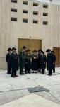 כ"ק אדמו"ר מסאטמאר שליט"א שטאט אפ א באזוך אינעם היכל ביהמ"ד בית מדרשו של רבי, זיך אומקוקנדיג אויף די עבודת הקודש פון השלמת המלאכה לקראת הימים טובים הבעל"ט.