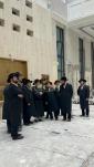כ"ק אדמו"ר מסאטמאר שליט"א שטאט אפ א באזוך אינעם היכל ביהמ"ד בית מדרשו של רבי, זיך אומקוקנדיג אויף די עבודת הקודש פון השלמת המלאכה לקראת הימים טובים הבעל"ט.