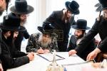 Main image for כ"ק אדמו"ר מסאטמאר שליט"א באזוכט אין שטאט לינדען, ניו זשערסי.  אינעם ראם פונעם באזוך האט זיך דער רבי באטייליגט ביי א מסיבת 'חומש סעודה', ווי אויך האט דער רבי באזוכט אינעם נייעם בית מדרש און מקוה 'היכל התורה'.
