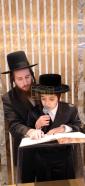 מסיבת לחיים לרגל הבר מצוה פון אלימלך ברוך העלבראנץ, בבית הרה"ג ר' יואל העניך העלבראנץ שליט"א בראשות אחיו הגדול הרה"ג ר' נתן העלבראנץ שליט"א פון מאנטריאל, מיט די השתתפות פון 2 קרובי המשפחה