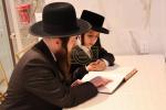 מסיבת לחיים לרגל הבר מצוה פון אלימלך ברוך העלבראנץ, בבית הרה"ג ר' יואל העניך העלבראנץ שליט"א בראשות אחיו הגדול הרה"ג ר' נתן העלבראנץ שליט"א פון מאנטריאל, מיט די השתתפות פון 2 קרובי המשפחה