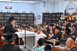 הגאון הצדיק ר' אלימלך בידערמאן שליט"א ביים איבערגעבן א דרשה לקראת די בעפארשטייענדע ימי הרחמים והרצון דער מעמד איז פארגעקומען אינעם 'חקל יצחק ספינקא' בית מדרש אין די רמה ד' געגנט אין בית שמש.
