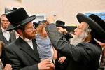 הגאון הצדיק ר' אלימלך בידערמאן שליט"א ביים איבערגעבן א דרשה לקראת די בעפארשטייענדע ימי הרחמים והרצון דער מעמד איז פארגעקומען אינעם 'חקל יצחק ספינקא' בית מדרש אין די רמה ד' געגנט אין בית שמש.