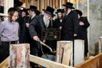 מעמד יציקת הבורות פאר די נייע מקוה אין ביהמ"ד סייעתא דשמיא אין סאוט פאלסבורג בראשות הגה"צ ר' אברהם גרינבוים שליט"א בן הגאון בעל סייעתא דשמיא זצ"ל