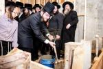 מעמד יציקת הבורות פאר די נייע מקוה אין ביהמ"ד סייעתא דשמיא אין סאוט פאלסבורג בראשות הגה"צ ר' אברהם גרינבוים שליט"א בן הגאון בעל סייעתא דשמיא זצ"ל