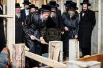 מעמד יציקת הבורות פאר די נייע מקוה אין ביהמ"ד סייעתא דשמיא אין סאוט פאלסבורג בראשות הגה"צ ר' אברהם גרינבוים שליט"א בן הגאון בעל סייעתא דשמיא זצ"ל