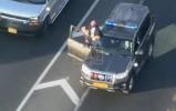 Main image for זיכערהייט אינצידענט: א באדיגארד פון נתניהו ציט ארויס א ביקס בשעת זיין קאנוווי פארט דורך תל אביב