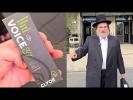 אייזיק האניג טיילט מיט דעם שטימע בוסטער וואס ער נוצט צו האלטן זיין שטימע גרייט צום זינגען!