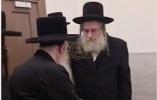 Main image for ביים ארויסגיין פונעם באזוך ביי כ"ק אדמו"ר מפשעווארסק שליט"א, האט דער רבי געבעטן פון הגאון ר' ד"ח אלטער שליט"א, ראש ישיבת 'פני מנחם', איבערצוגעבן א ווארעמע גרוס פאר זיין עלטערן ברודער, הגאון ר שאול אלתר אלתר שליט"א.