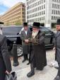 הרה"צ ר' אהרן מענדל שליט'א בן כ''ק אדמו''ר מסקווירא שליט''א ביים אנקומען צום היסטארישע אסיפה מיט גדולי האדמורים אינעם ווייסע הויז
