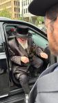 הרה"צ ר' אהרן מענדל שליט'א בן כ''ק אדמו''ר מסקווירא שליט''א ביים אנקומען צום היסטארישע אסיפה מיט גדולי האדמורים אינעם ווייסע הויז