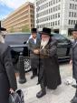 הרה"צ ר' אהרן מענדל שליט'א בן כ''ק אדמו''ר מסקווירא שליט''א ביים אנקומען צום היסטארישע אסיפה מיט גדולי האדמורים אינעם ווייסע הויז