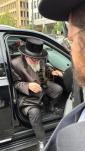 הרה"צ ר' אהרן מענדל שליט'א בן כ''ק אדמו''ר מסקווירא שליט''א ביים אנקומען צום היסטארישע אסיפה מיט גדולי האדמורים אינעם ווייסע הויז