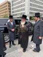 הרה"צ ר' אהרן מענדל שליט'א בן כ''ק אדמו''ר מסקווירא שליט''א ביים אנקומען צום היסטארישע אסיפה מיט גדולי האדמורים אינעם ווייסע הויז