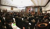 מעמד אמירת א' סליחות בחצר הקודש סקולען לעיקוואוד.