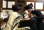 מעמד אמירת א' סליחות בחצר הקודש סקולען לעיקוואוד.