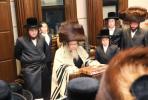 מעמד אמירת א' סליחות בחצר הקודש סקולען לעיקוואוד.