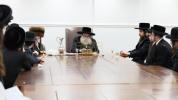 Main image for מעמד הנחת תפילין פאר אן אייניקל ביי כ"ק אדמו"ר מתולדות צבי ספינקא שליט"'א