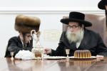 מעמד הנחת תפילין פאר אן אייניקל ביי כ"ק אדמו"ר מתולדות צבי ספינקא שליט"'א