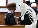 מעמד הנחת תפילין פאר אן אייניקל ביי כ"ק אדמו"ר מתולדות צבי ספינקא שליט"'א