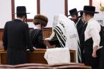 מעמד הנחת תפילין פאר אן אייניקל ביי כ"ק אדמו"ר מתולדות צבי ספינקא שליט"'א