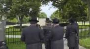 Main image for אפדעיט: היימישע עסקנים און פרעסע מיטגלידער ביי א מנין מנחה פארענט פון די ווייסע הויז, מיט א בליק צו די אייזנהאוער געביידע און די בוי ארבעט פונעם טראמפ באלרום.