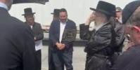 Main image for כ"ק האדמו"ר מביאלא ארה"ב שליט"א ביים מספיד זיין זיין ברודער כ"ק האדמו"ר מביאלא אסטראווא זצ"ל ביי די לוויה אין אמעריקע.