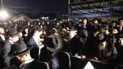 Main image for ווידעא: הונדערטער זאמלען זיך צו תפילה ביים ציון פונעם פאנאוועזשער רב זצ"ל אין שאטן פון די אומקלארקייט איבער די ישיבה'ס צוקונפט
