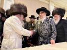 Main image for כ''ק האדמו"ר מסאטמאר שליט"א באטייליגט זיך ביים שמחת החתונה בחצר הקודש צאנז זמיגראד 
