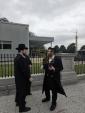 אויפן ארט: עסקנים און פרעסע פארשטייער ביים אפווארטן די דעלעגאציע אינדרויסן פונעם ווייסן הויז