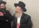 כ"ק אדמו"ר מביאלא אוסטרובא זצ"ל - וועלכער איז פריער היינט נפטר געווארן - טאנצן און זינגען ביים ציון פונעם הייליגן רבי ר' זושא פון אניפאלי.