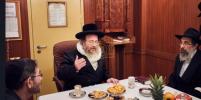 ברוך דיין האמת: א שווערע וואלקן פון טרויער האט ארומגענומען די גאנצע חסידישע וועלט, הערנדיג די ביטערע בשורה פון ניו יארק איבער די הסתלקות לשמי מרום פון כ"ק אדמו"ר מביאלא אוסטרובא זצ"ל, פון די גבעת שאול געגנט אין ירושלים.