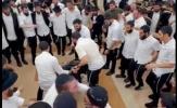 Main image for שטורמישע ריקודי שמחה ביים שלוס פונעם חי אלול פארברענגען אין 770