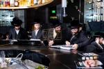 היסטארישע תורה רעוואלוציע אין שיכון סקווירא רייכע באנקעט אפגעצייכנט מיט הילכיגן סוקסעס 