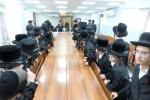 מעמד 'פתיחת הזמן'  אין די ישיבה 'תורת ישראל' קרעטשניף אין שטאט קרית גת. ציזאמען מיטן  'קביעת מזוזות' פארן נייעם פליגל פון די ישיבה.
