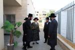 מעמד 'פתיחת הזמן'  אין די ישיבה 'תורת ישראל' קרעטשניף אין שטאט קרית גת. ציזאמען מיטן  'קביעת מזוזות' פארן נייעם פליגל פון די ישיבה.