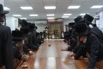 מעמד 'פתיחת הזמן'  אין די ישיבה 'תורת ישראל' קרעטשניף אין שטאט קרית גת. ציזאמען מיטן  'קביעת מזוזות' פארן נייעם פליגל פון די ישיבה.