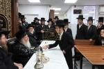 מעמד 'פתיחת הזמן'  אין די ישיבה 'תורת ישראל' קרעטשניף אין שטאט קרית גת. ציזאמען מיטן  'קביעת מזוזות' פארן נייעם פליגל פון די ישיבה.