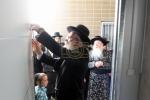 מעמד 'פתיחת הזמן'  אין די ישיבה 'תורת ישראל' קרעטשניף אין שטאט קרית גת. ציזאמען מיטן  'קביעת מזוזות' פארן נייעם פליגל פון די ישיבה.