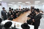 מעמד 'פתיחת הזמן'  אין די ישיבה 'תורת ישראל' קרעטשניף אין שטאט קרית גת. ציזאמען מיטן  'קביעת מזוזות' פארן נייעם פליגל פון די ישיבה.