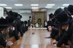 מעמד 'פתיחת הזמן'  אין די ישיבה 'תורת ישראל' קרעטשניף אין שטאט קרית גת. ציזאמען מיטן  'קביעת מזוזות' פארן נייעם פליגל פון די ישיבה.