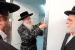 מעמד 'פתיחת הזמן'  אין די ישיבה 'תורת ישראל' קרעטשניף אין שטאט קרית גת. ציזאמען מיטן  'קביעת מזוזות' פארן נייעם פליגל פון די ישיבה.