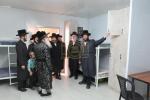 מעמד 'פתיחת הזמן'  אין די ישיבה 'תורת ישראל' קרעטשניף אין שטאט קרית גת. ציזאמען מיטן  'קביעת מזוזות' פארן נייעם פליגל פון די ישיבה.