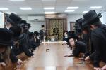 מעמד 'פתיחת הזמן'  אין די ישיבה 'תורת ישראל' קרעטשניף אין שטאט קרית גת. ציזאמען מיטן  'קביעת מזוזות' פארן נייעם פליגל פון די ישיבה.